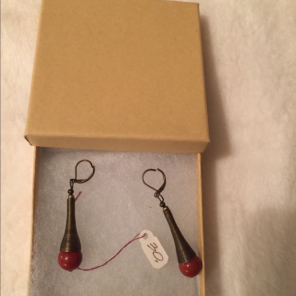 Earring and necklace set. - Picture 2 of 3